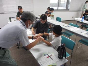水質検査体験の様子